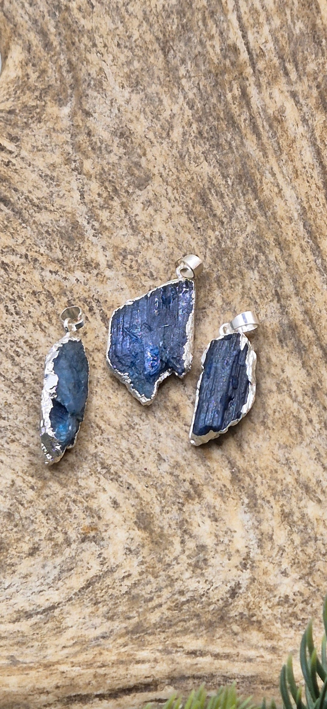 Kyanit med ram hänge